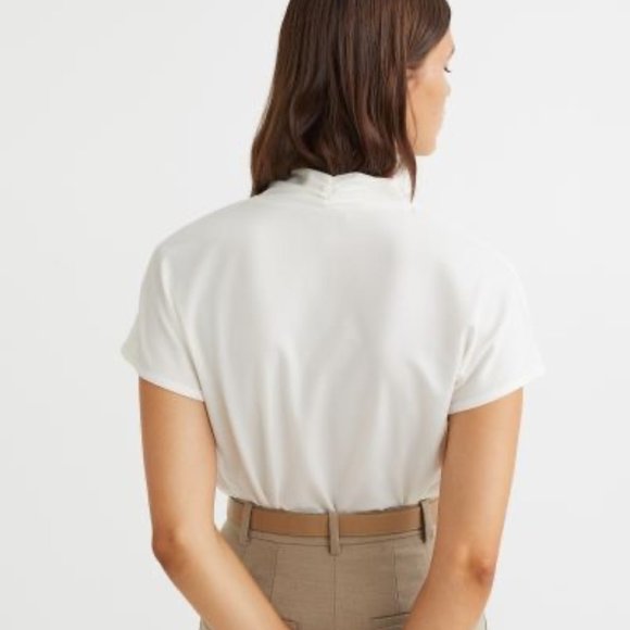 NWOT H&M - V-neck Top - Picture 2 of 8